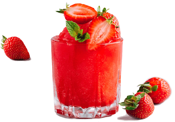 Glas gefüllt mit Slush-Eis Erdbeere, dekoriert mit halben Erdbeeren